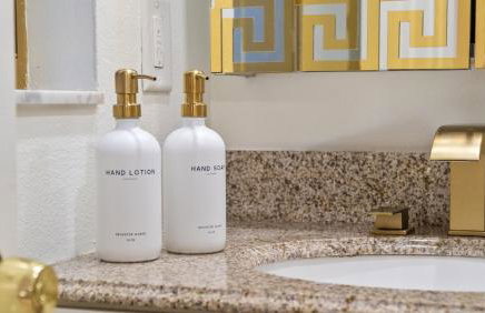 Sunny 3BR Oasis with Water View and Beach Gear Near Siesta - Foto 22