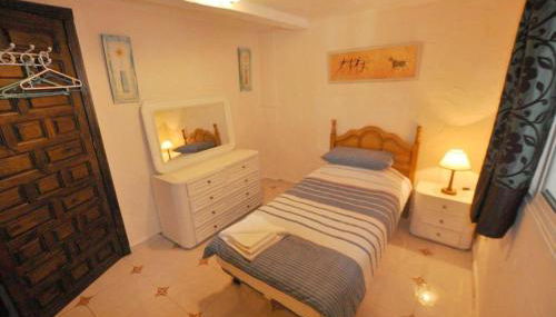 A lovely family villa with heated pool - Photo 3