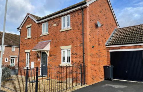 Stunning Large Detached Gloucester, 4 beds, 3 bedroom, 2 bathroom property, Nr Chelt, The Docks and Quays sleeps 6 - Photo 8