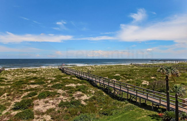 Newly Remodeled Oceanfront Condo with Salt Water Pool and Private Walkway to Beach by RedAwning - Foto 32