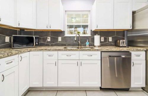 Sunlit Renovated Home, BBQ, Porch & Trails Nearby - Photo 14