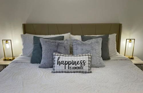 NEW King Beds, 86 inch RokuTV, and Massage at the Comfort Haven - Foto 9