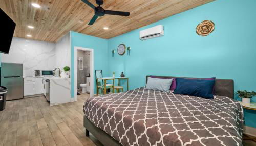 Modern Studio Retreat with King Bed, Full Kitchen & Free Park - Foto 3