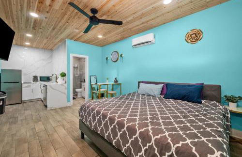 Modern Studio Retreat with King Bed, Full Kitchen & Free Park - Foto 3