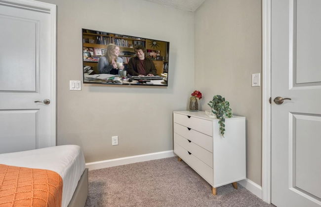 Luxury 5 Bedroom Home 10 Minutes From Disney - Photo 30