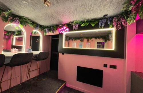 Manchester's ONLY themed slumber party suite for 8 with makeup room - Photo 15