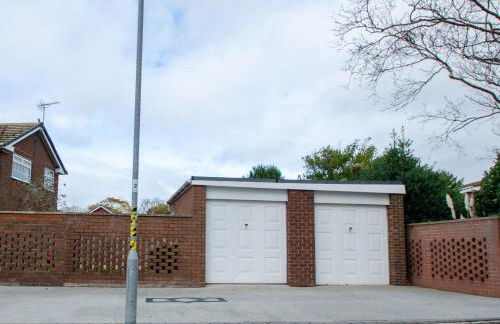 Smitten House 4 Bedroom RHYL - Photo 37