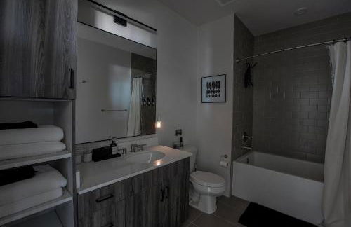 Upscale Midtown Retreat , Free Parking & Close to Mercedes-Benz - Foto 13