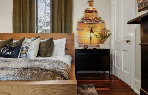 Bourbon-themed home w arcade & hot tub for groups - Foto 59