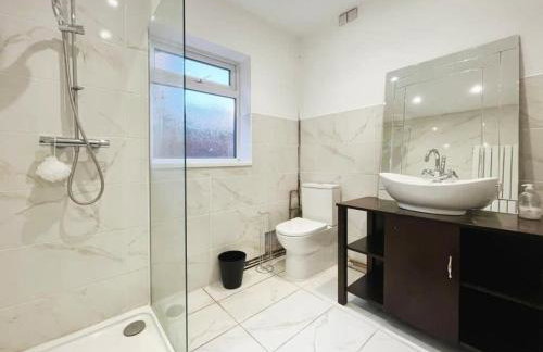 Beautiful 5-Bedroom home with Free Parking - Foto 26