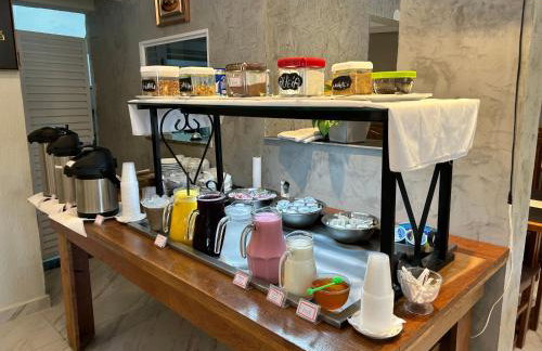 Fabuloso flat 241, Amarílis, Riviera de São Lourenço 3 Piscinas climatizadas carregador veiculo eletrico 2 quartos sendo uma suíte internet 500mb Adega, cozinha equipada completa, serviço de praia fim de semana limpeza trocas de toalhas, - Foto 23