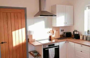 Modern Coastal 2 Bedroom Home to Relax and Unwind - Foto 6