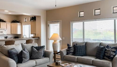 Renovated condo with updated floors, pool, hot tub & mountain views - Foto 2