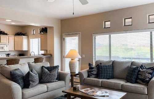 Renovated condo with updated floors, pool, hot tub & mountain views - Foto 2