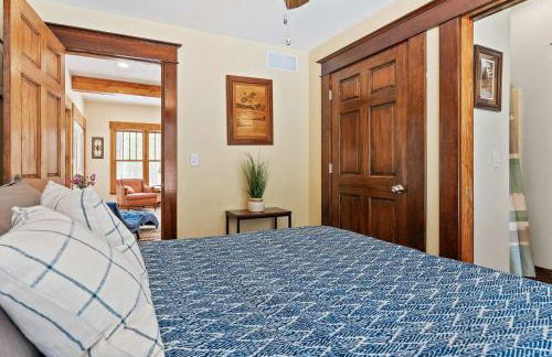 Impressive Dual Woods and Lake Homes That Sleep 32 - Foto 24