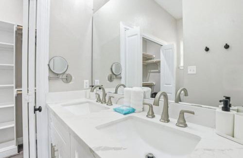 O26A Single Story 2BR Townhome King Beds Pet Friendly Houston - Foto 24