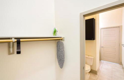 Lux Modern Apartment with Pool View & Prime Location - Foto 17