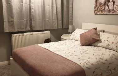 Cosy 3 bedroom residential house, private garden, 30 minutes from Alton Towers, 5 minute walk to Trentham Gardens. - Foto 9