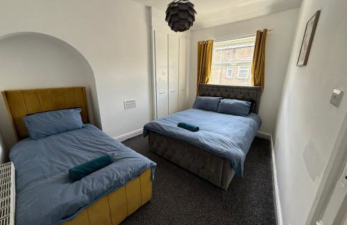 Central 3BR Home - Huddersfield Serviced Accomodation - Walk to Station & Town - Business Travellers - Families - Students - Photo 42