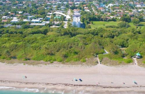 Across from Beach | Balcony • Pool • Parking • 2BR - Foto 43