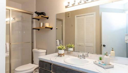 Rustic Luxe Loft , A King Bed Hideout with Edge - Foto 4, towels, Shower