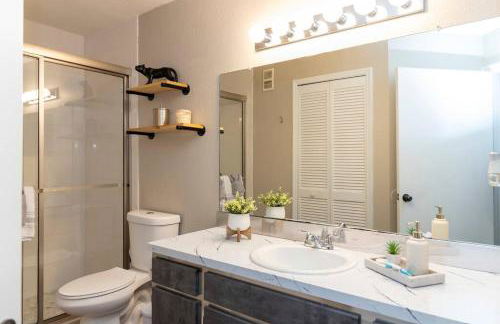 Rustic Luxe Loft , A King Bed Hideout with Edge - Foto 4