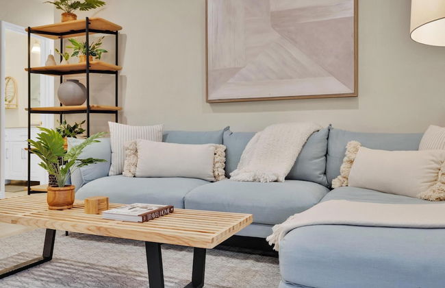 Designer Coastal Paradise w Pool - Steps to Beach - Foto 24