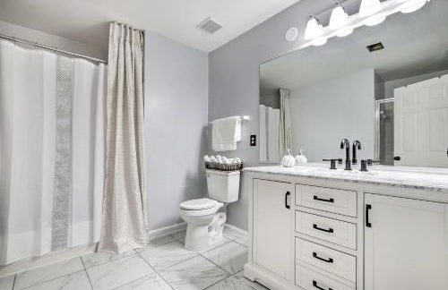 Pond-View Deck and Pool Table Woodbridge Haven! - Foto 12