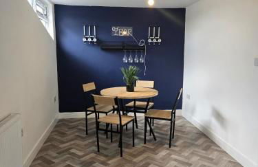 8 Bedroom House Sleeps 20 - Private Garden - Foto 29