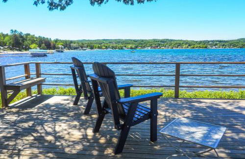 2 Living Areas, Tennis! Waterfront Suttons Bay Gem - Foto 34