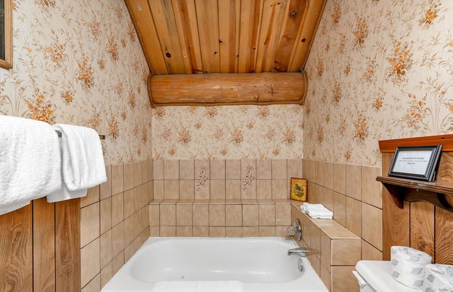 The Log Home Quintessential Log Cabin in Ynp! - Foto 27