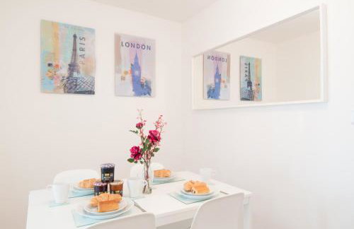 The Wellington - Stylish 3-Bedroom House, Sleeps 8, Ideal for Professionals - Photo 12