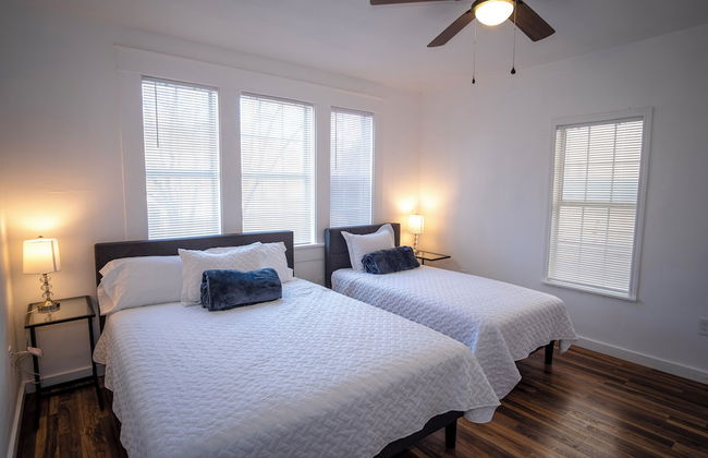 Downtown View Cozy 2br/1ba Home Sleeps 8 - Photo 3