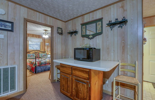 Whispering Creek - 2 Bedrooms, 1 Baths, Sleeps 6 Cabin by RedAwning - Foto 12