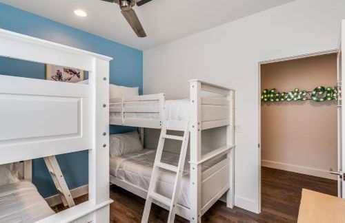 Nash House & Bars of Broadway with Patio Bar and Views! 8min Downtown! Sleeps 12! - Foto 32