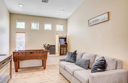 Luxury 6 BR Home Large Pool & Spa with Grassy Yard - Photo 64