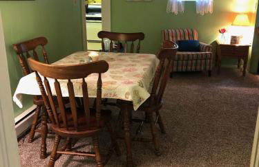 Rustic BEACH FRONT Basement Apt, Pet Friendly Wi-Fi apts - Foto 9