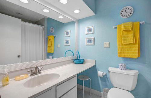 Beachy Vibes - 2BR w lake views & screened sunroom - Foto 43