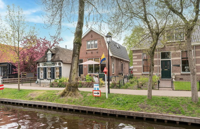 Lodge in Giethoorn With Breakfast - Photo 1