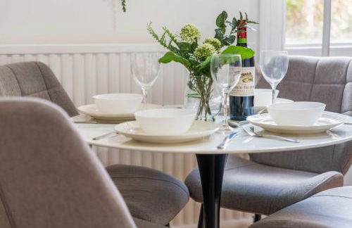 Charming and Spacious Home in Cradley Heath by 53 Degrees Property Sleeps 8 - Foto 5