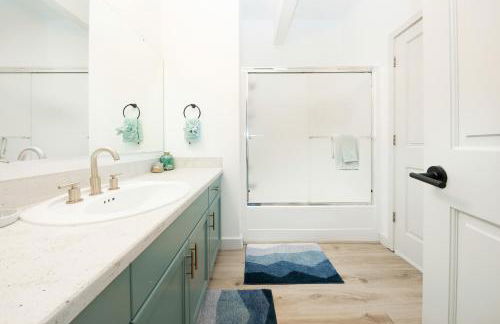 Modern retreat w/ stunning views & hot tub - Photo 20