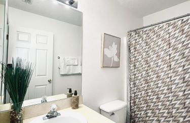 Family Home, Near Disney-Private pool, Spacious 3BR Retreat - Photo 12