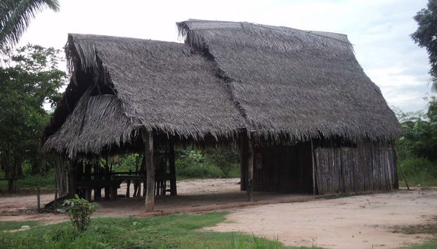 Casas a orillas de la laguna