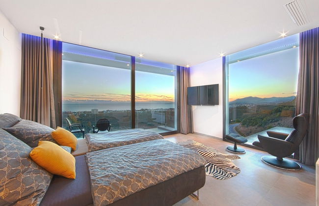 Villa in Marbella With Private Heated Pool - Photo 2