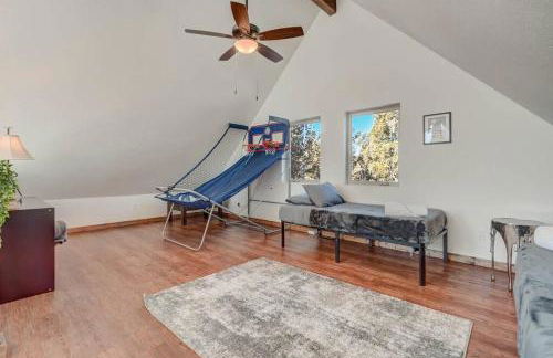 Rustic cabin charm w/ hot tub, arcade basketball - Foto 38