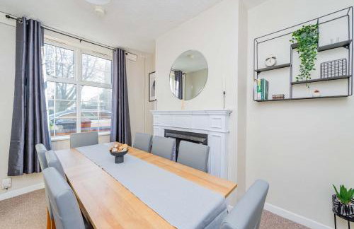 Central Townhouse Wolverhampton - Sleeps 8 - Ideal for Contractors & Families - Foto 7
