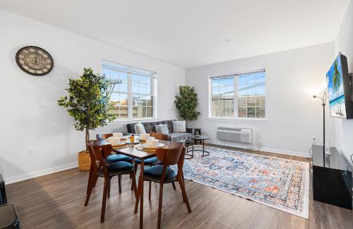 Modern 2BR 2BA Condo Sleeps 8 with Gym Laundry 20 Min to NYC - Foto 4