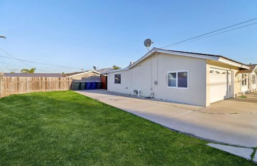 Entire Private Home with 3 Bedrooms, Gated Yard, Parking, King Bed, Available Now - Foto 6