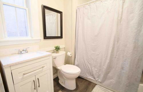 Charming Downtown Gem. 2 minutes to Salem. Workspace Included - Photo 6