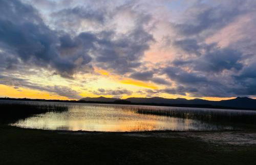 Casa na lagoa do Palmital com acesso à lagoa na propriedade e localizada apenas a 13 km da praia de Atlântida Sul e do Centro de Osório Lugar com Natureza-Wi-Fi 1 cama de casal e um beliche 2 solteiros - Foto 11
